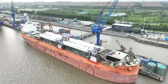 上海中远海运重工完成全球首艘散货船硬制三片式自动旋转风帆吊装