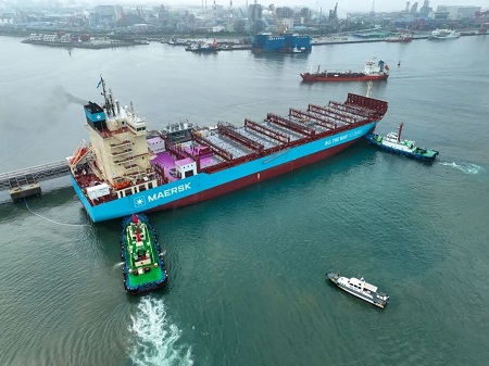全球首艘甲醇动力集装箱船完成首次绿色甲醇加注开启处女航