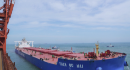 河北港口集团曹妃甸港再迎40万吨矿船满载靠泊