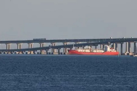 突发！一艘俄罗斯油轮疑被乌克兰无人艇被击中