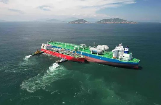 我国首艘、全球最大LNG运输加注船 首次成功为外籍船舶提供加注服务
