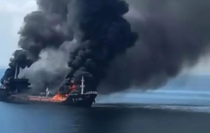 突发！钦州港外一油轮着火：已15人获救，2人失联，或曾发生二次爆炸
