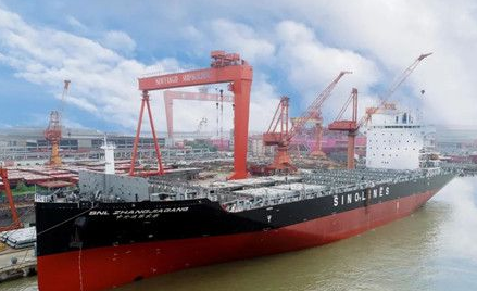 扬子江船业为招商轮船建造第2艘2400TEU集装箱船命名交付