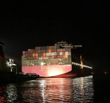 一集装箱船短暂搁浅苏伊士运河后复航