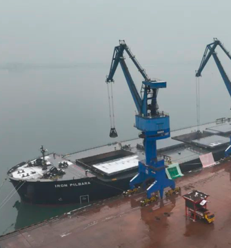 天津港三个传统泊位升级改造实现自动化实船作业