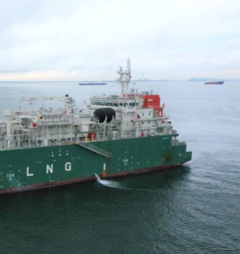 新加坡首艘薄膜型LNG加注船交付