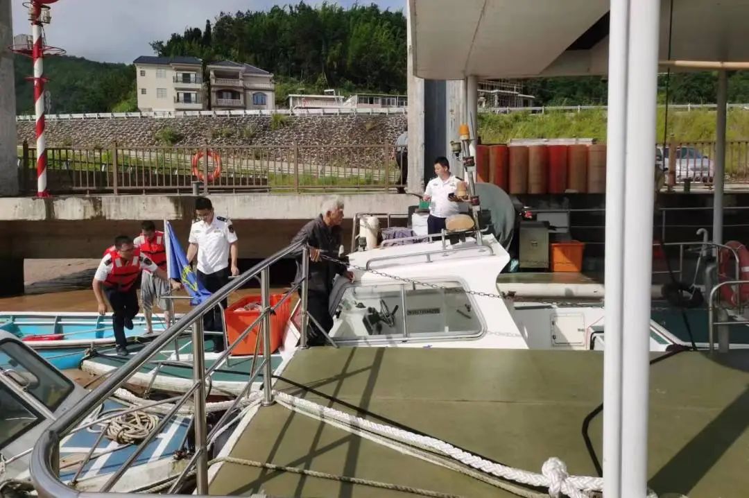 七旬老人被困水上？海事部门9分钟完成救援！