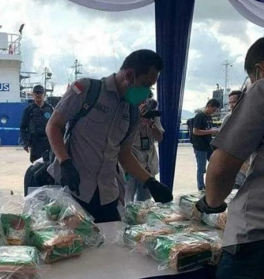 新加坡货轮藏巨量冰毒，竟用中国茶叶伪装