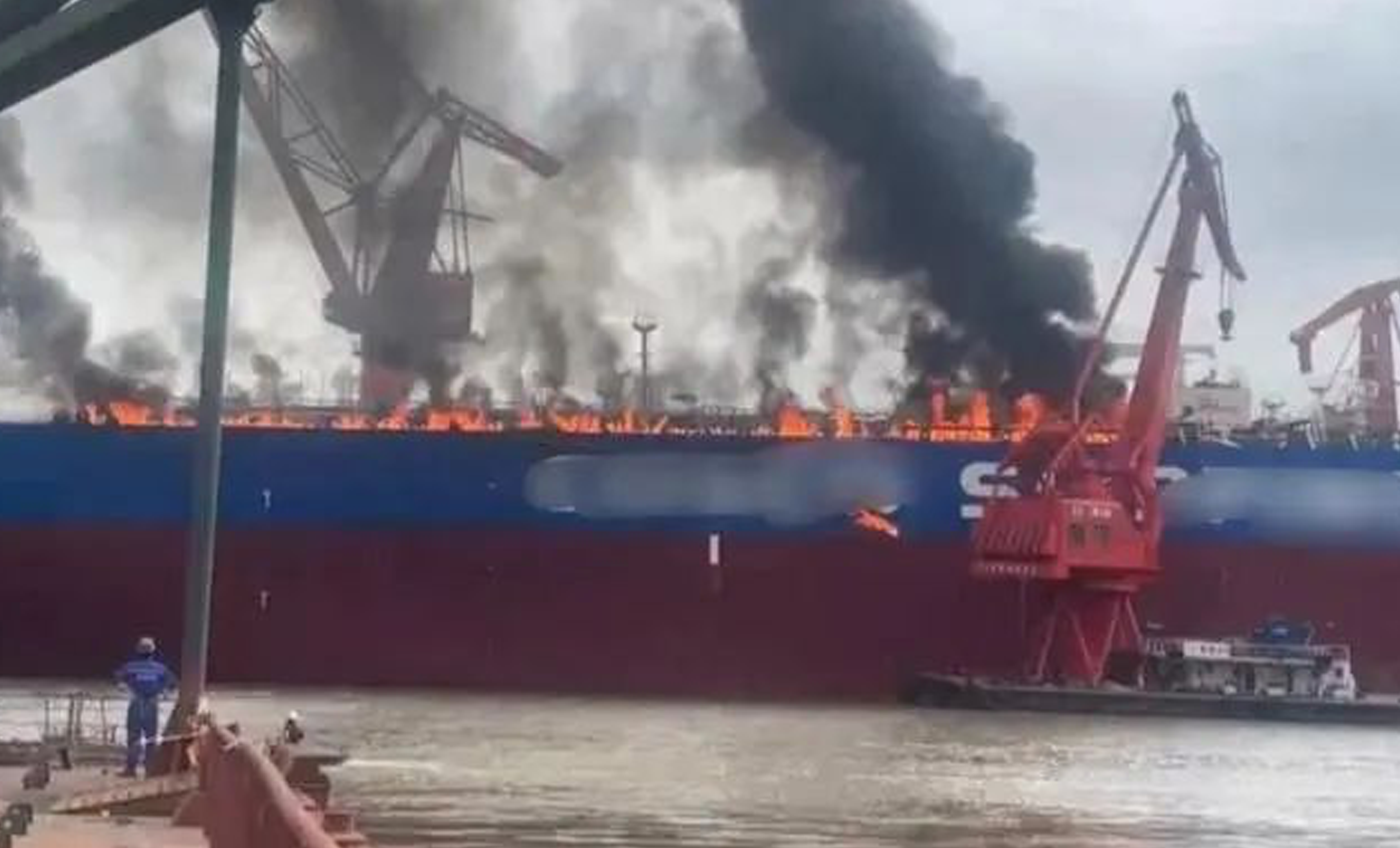 广州黄埔大桥附近一轮船起火 事发时正检修油管