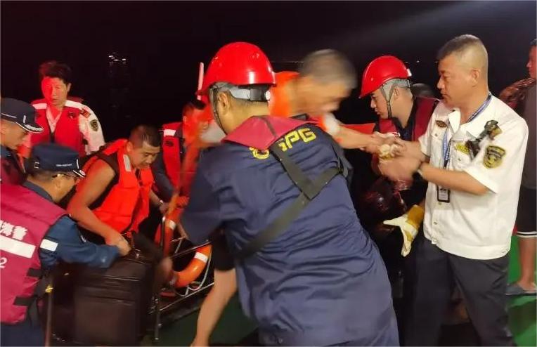 渤海海峡一货轮机舱失火，19人遇险！