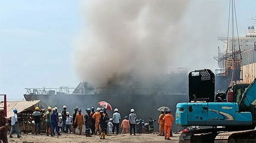 油轮拆解时发生爆炸！2人死亡
