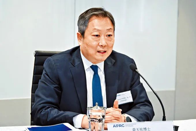 黄天祐出任香港证监会主席，辞任中远海运港口职位