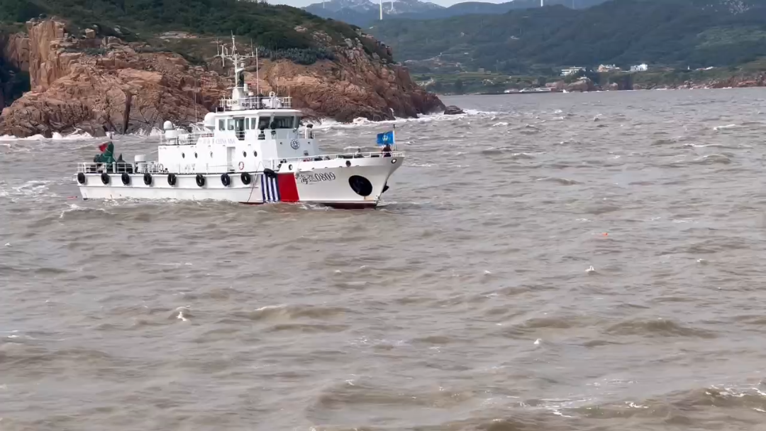风浪中海空救援！5名船员全部生还！