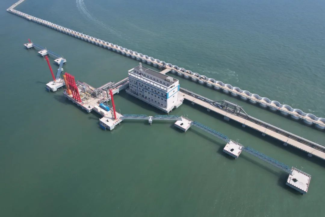连云港港30万吨级原油码头交工验收！