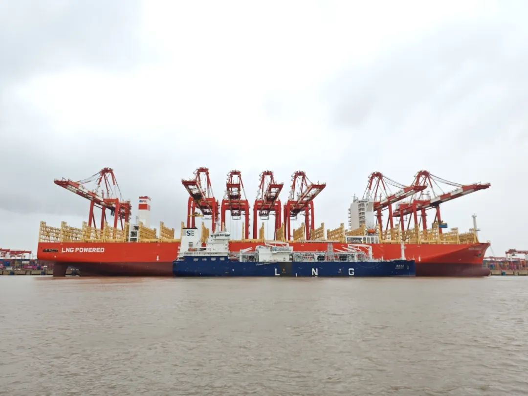 这家船公司首次保税LNG“船对船”加注在上海港完成