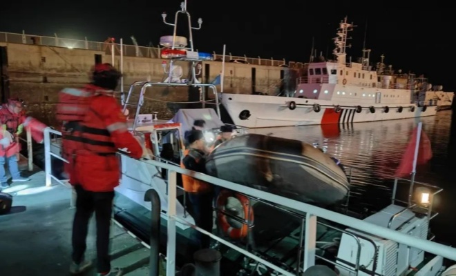 紧急！海冰撞船，3名船员被困海上