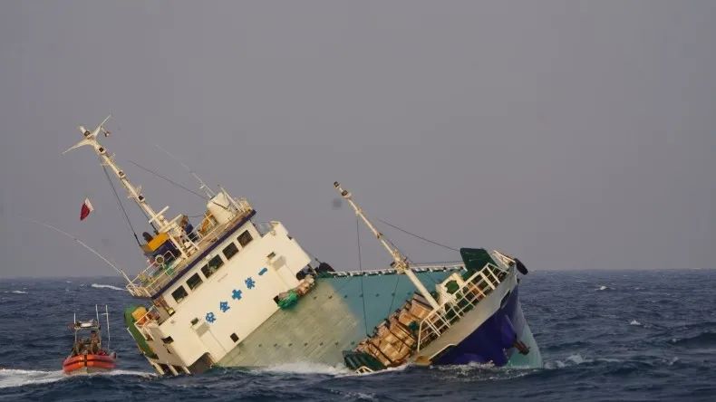 突发！伊朗商船沉没，美海军救出全部船员