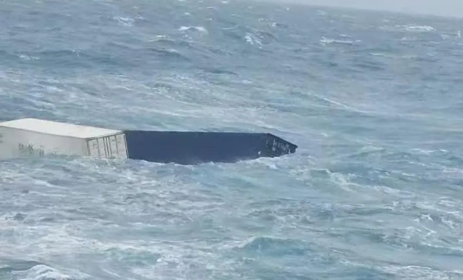 台湾快递又掉海里了！