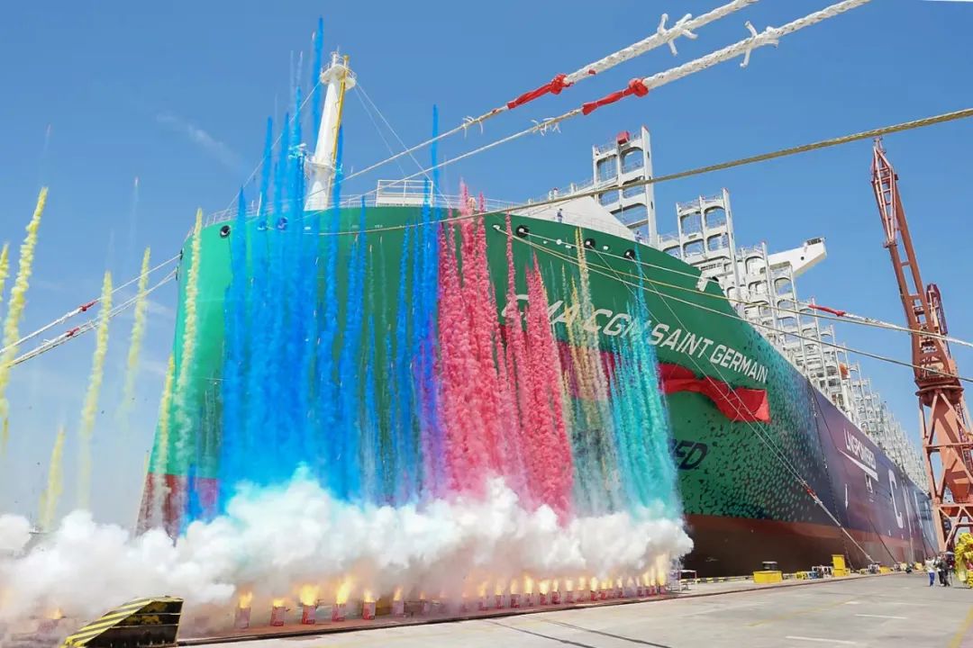 全球最大！24000TEU LNG双燃料超大型集装箱船交付