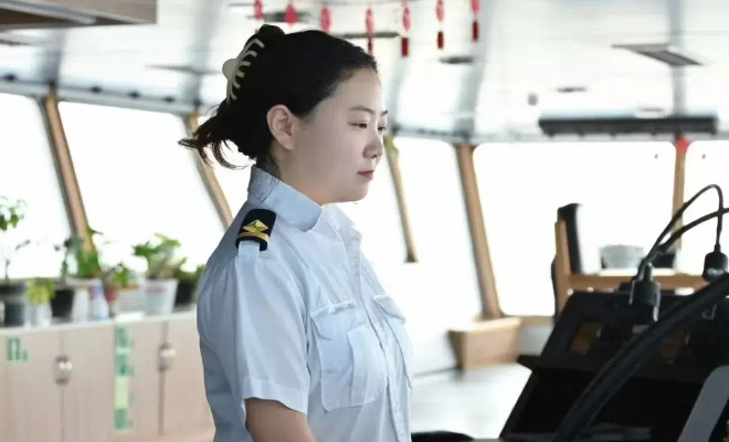 周末人物丨远洋“双燃料”滚装船上的女二副——王红娟