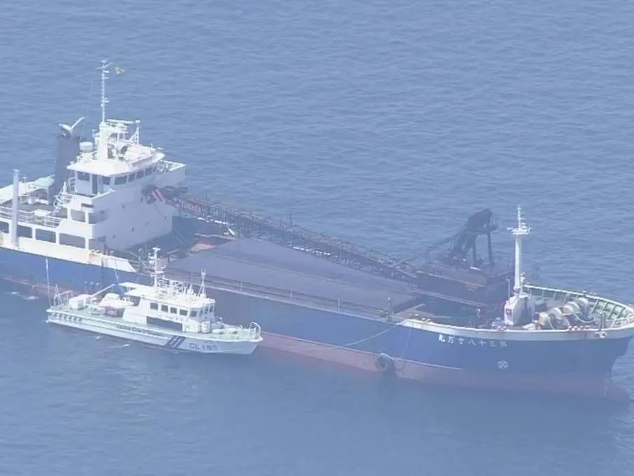 突发！矿砂船与游艇在日本海域相撞！游艇或已沉没，数人失踪