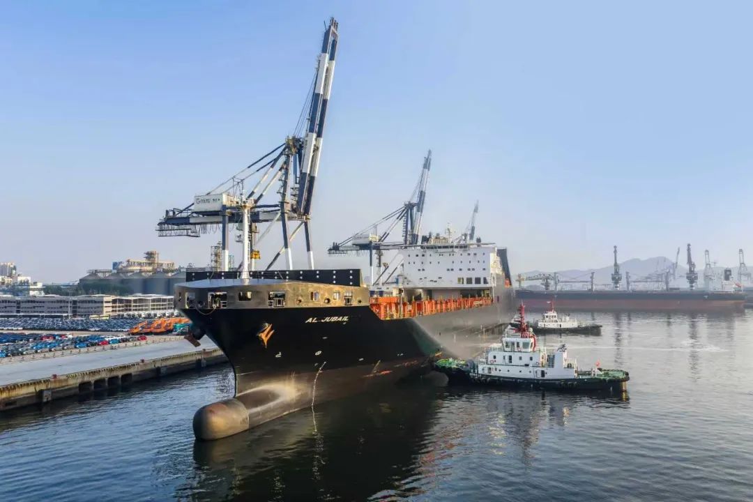 110台新能源公交车从烟台港发往巴基斯坦