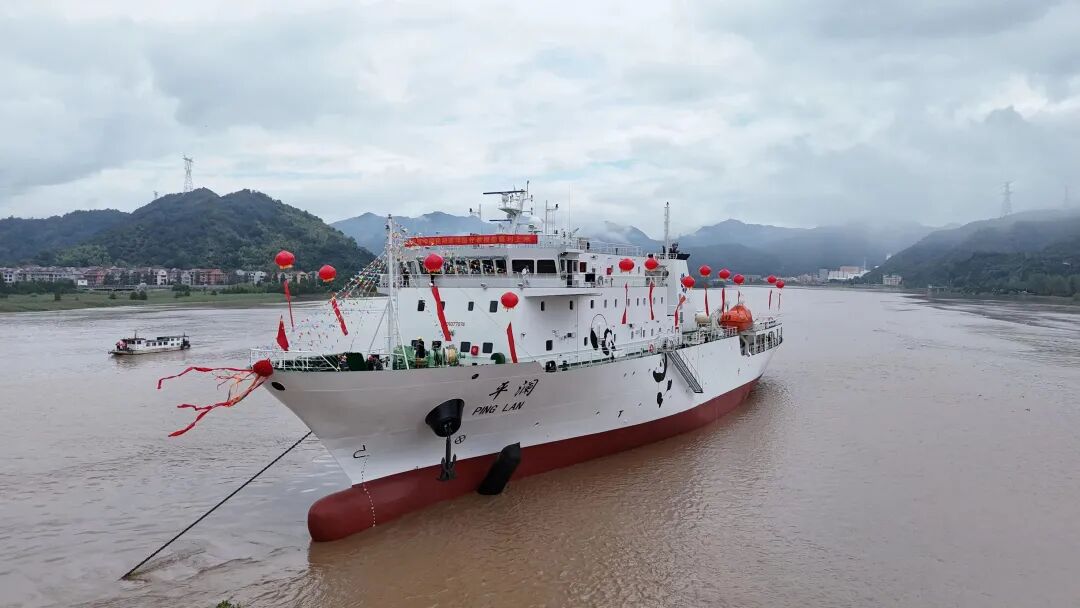 中国首艘民间远洋医疗救援船下水
