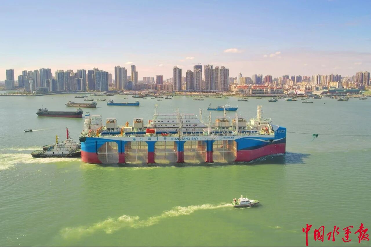 全球首型深远海智能渔业养殖工船抵达湛江
