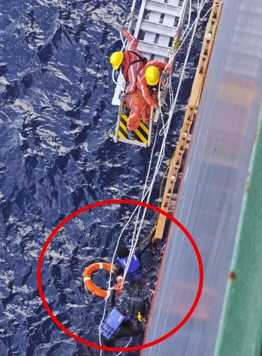 点赞！万海集装箱船成功救起两名遇险人员
