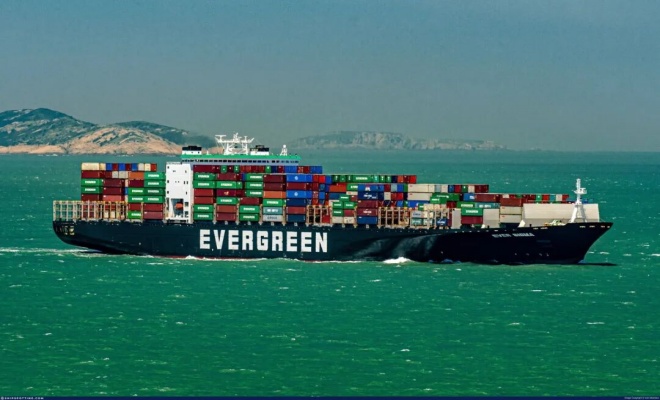 长荣海运集装箱船发生碰撞事故