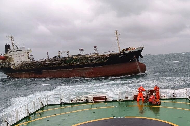 外籍油轮海上失控，中国救助船风浪中救助15名遇险船员