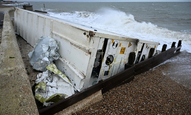 两船遇上强风暴，24个集装箱落水！