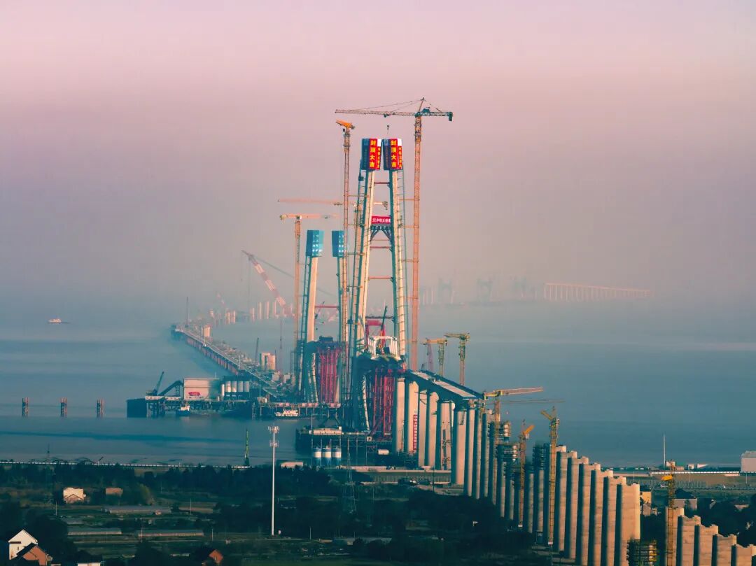 200米“海上巨塔”成功封顶