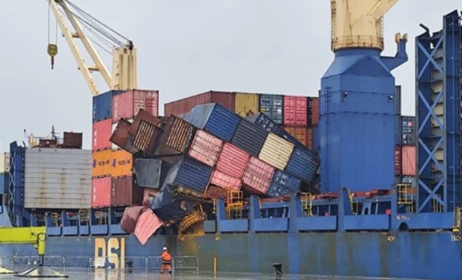 集装箱倒塌坠海，集装箱船在西班牙避难