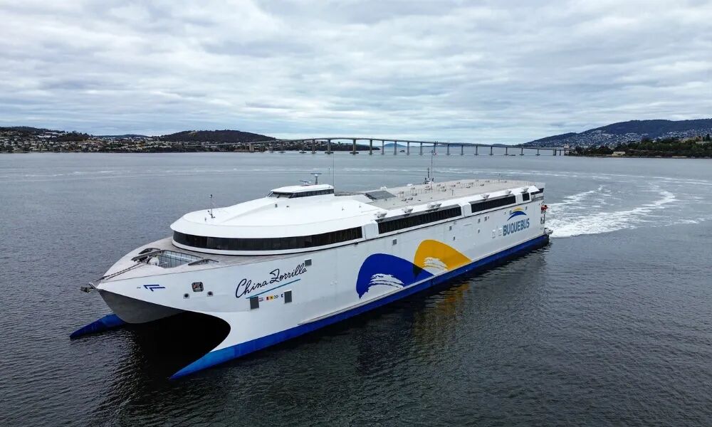 全球最大电动船完成首次港口试航