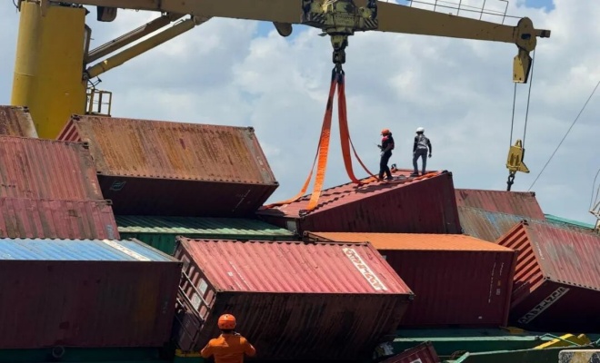 30箱落海、工人遇难，一货船在港严重侧倾！