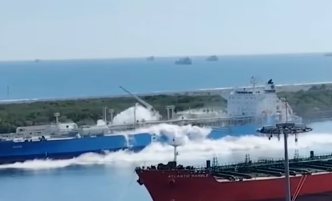 一艘LPG船卸货时发生泄漏