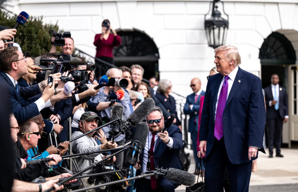 油价扛不住了？特朗普又想让外国船来美国