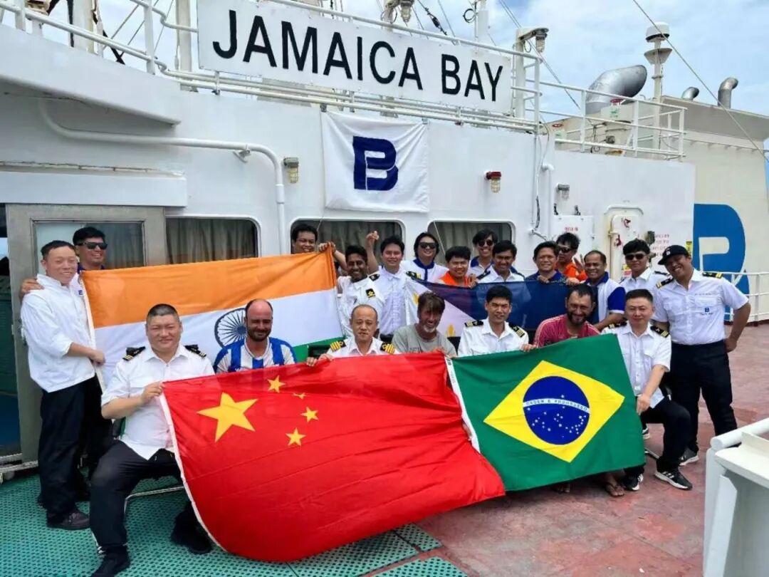 Three Brazilian Fishermen Drift for 32 Hours, Chinese Captain Leads Rescue at Sea