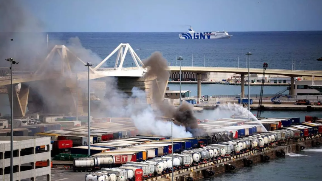 巴塞罗那港口突发大火，20辆车烧毁