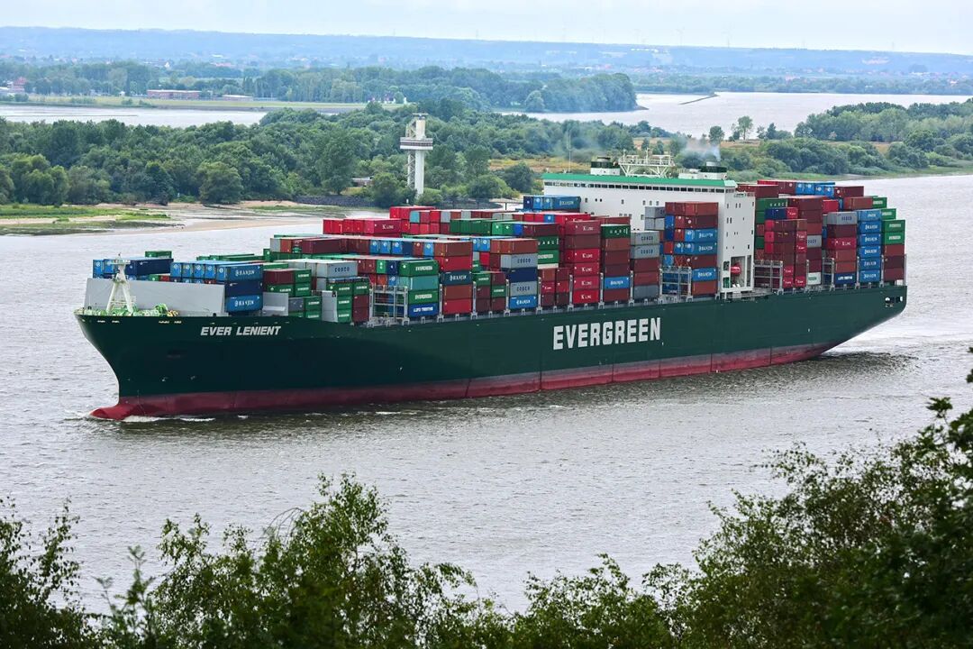 长荣海运旗下集装箱船起火