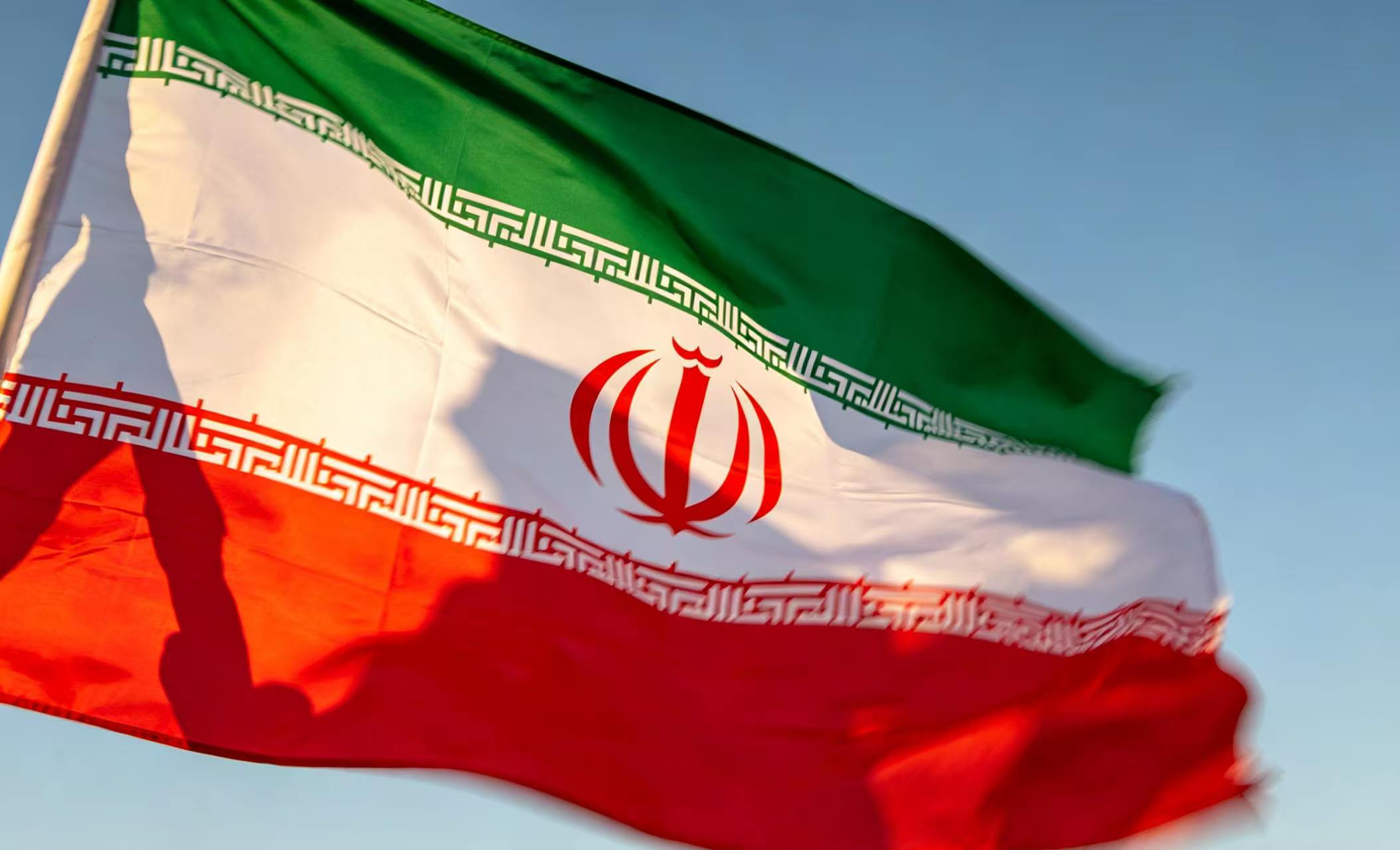 事关霍尔木兹海峡，伊朗向美国发出警告