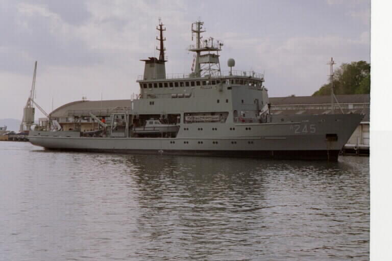 HMAS Leeuwin